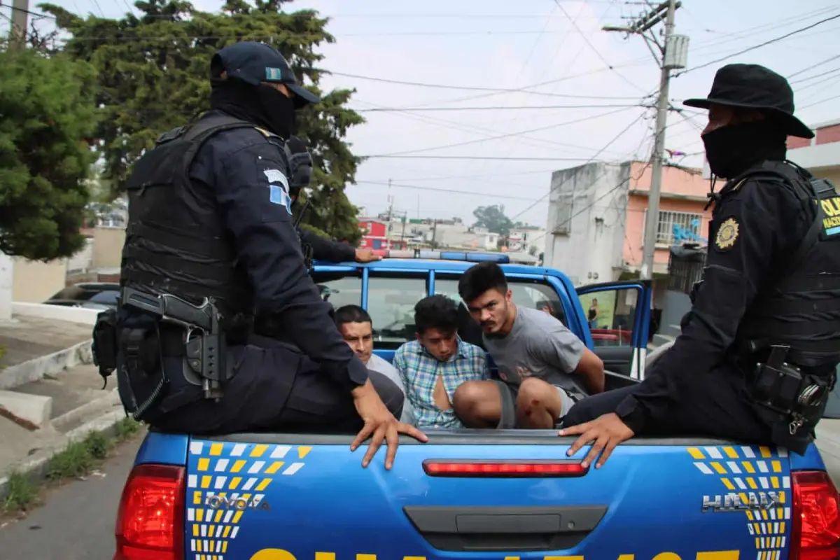 Uno de los tres detenidos tiene antecedentes por varios delitos. Foto: PNC.