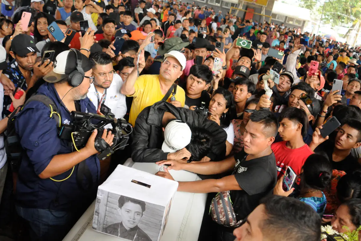 Familiares y simpatizantes del cantante e influencer, Jorge Pop, despiden sus restos mortales en la comunidad de Chacalte, en Livingston, Izabal. Foto: EFE