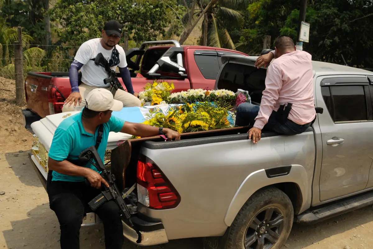 El cuerpo de Farruko Pop llegó a Izabal tras 48 horas de caravana por varios departamentos. Foto: EFE