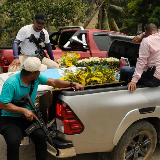 El cuerpo de Farruko Pop llegó a Izabal tras 48 horas de caravana por varios departamentos. Foto: EFE