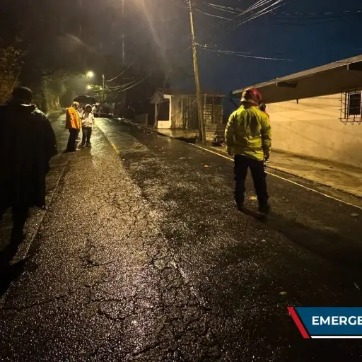 Bomberos Municipales fueron los primeros que llegaron a Santa Rosita el 10 de junio. Foto: Bomberos Municipales.