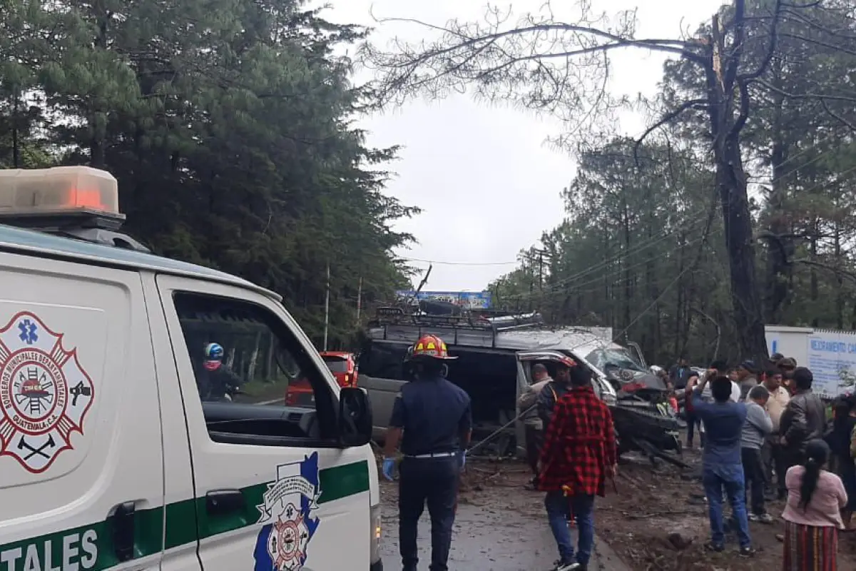 Bomberos Municipales Departamentales usaron equipo eléctrico para extraer a uno de los heridos. 