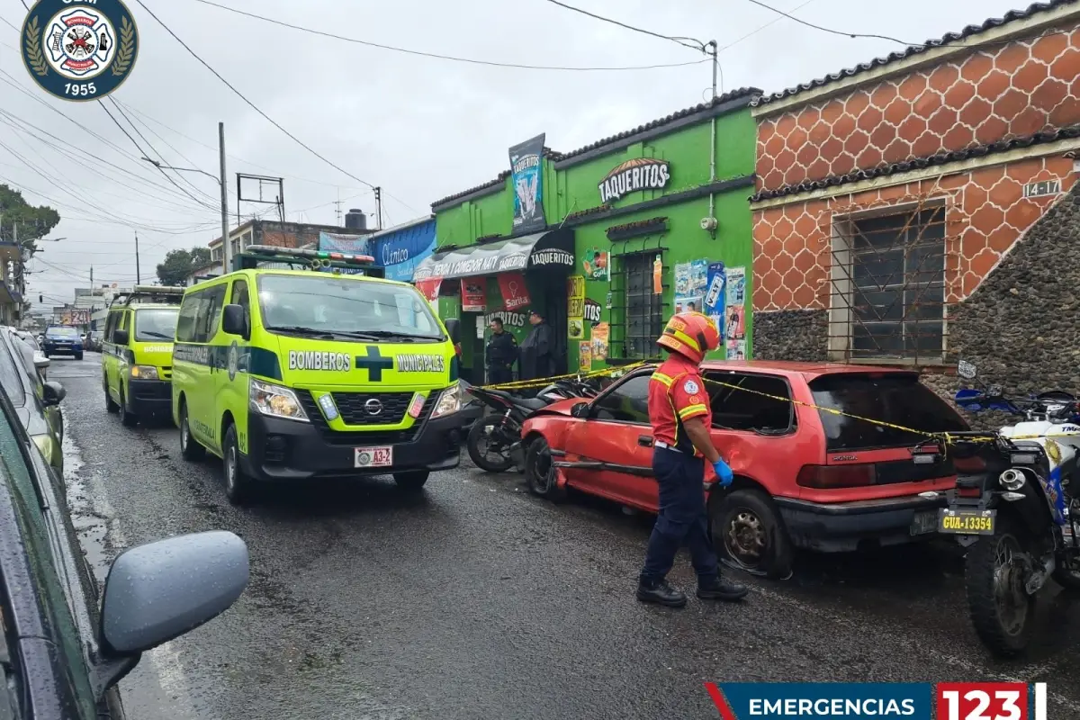 Los cuerpos de rescate esperan la llegada del MP para identificar a la víctima. Foto: Bomberos Municipales.