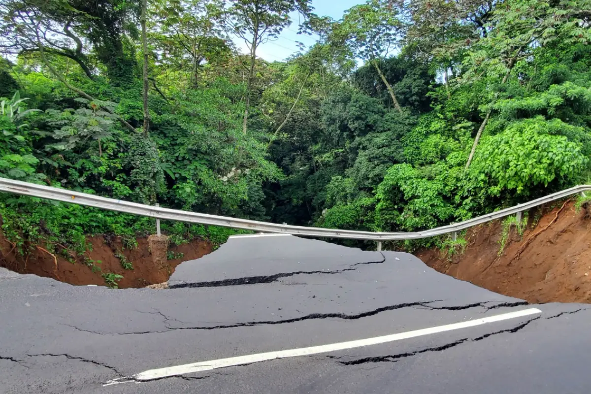 Una de las vías más afectadas por el invierno es la ruta al Pacífico. Foto: Conred.