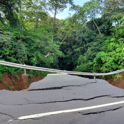 Una de las vías más afectadas por el invierno es la ruta al Pacífico. Foto: Conred.