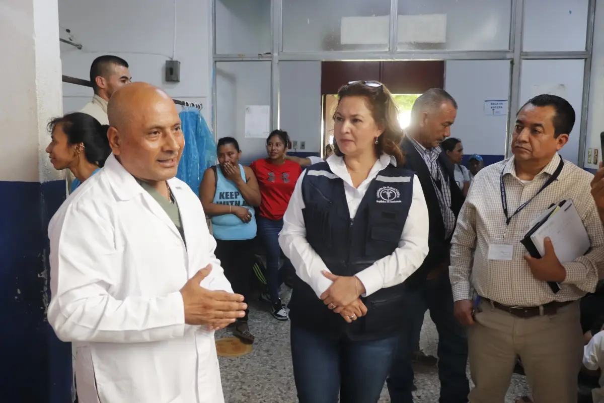 Sandra Aparicio, al centro, es la nueva jefa del Ministerio de Salud. Foto: Gobierno. 