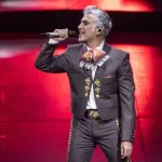 ¿Qué le pasó a la lengua de Alejandro Fernández? Videos generan preocupaciónt