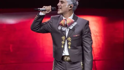 ¿Qué le pasó a la lengua de Alejandro Fernández? Videos generan preocupación