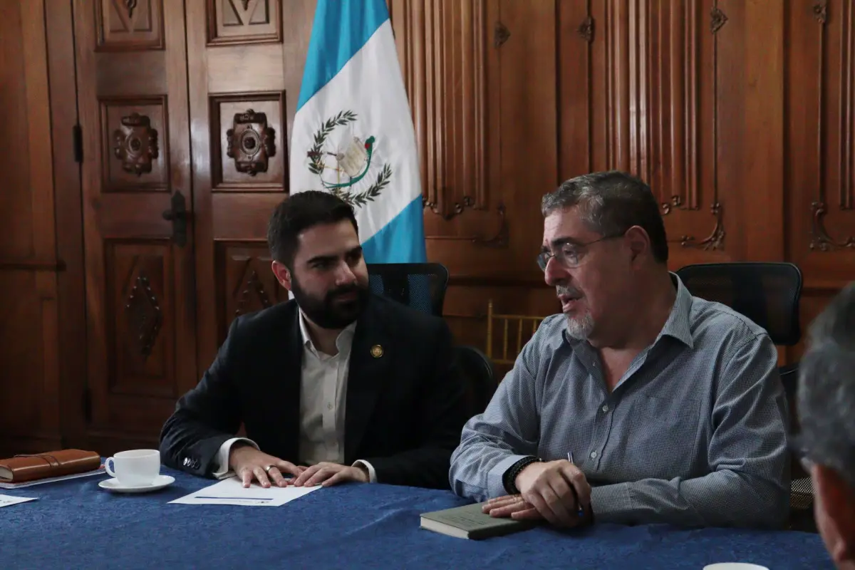 Santiago Palomo junto al presidente Bernardo Arévalo en una reunión con la SAT, SIB y otras entidades. Foto: Gobierno.