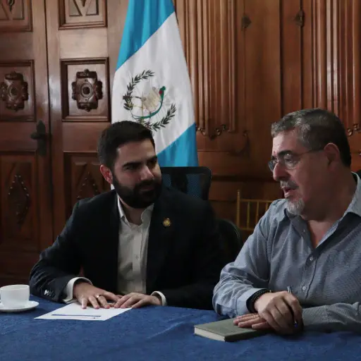Santiago Palomo junto al presidente Bernardo Arévalo en una reunión con la SAT, SIB y otras entidades. Foto: Gobierno.