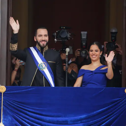 El gobierno de El Salvador publicó la foto oficial de Nayib Bukele tras ser investido.