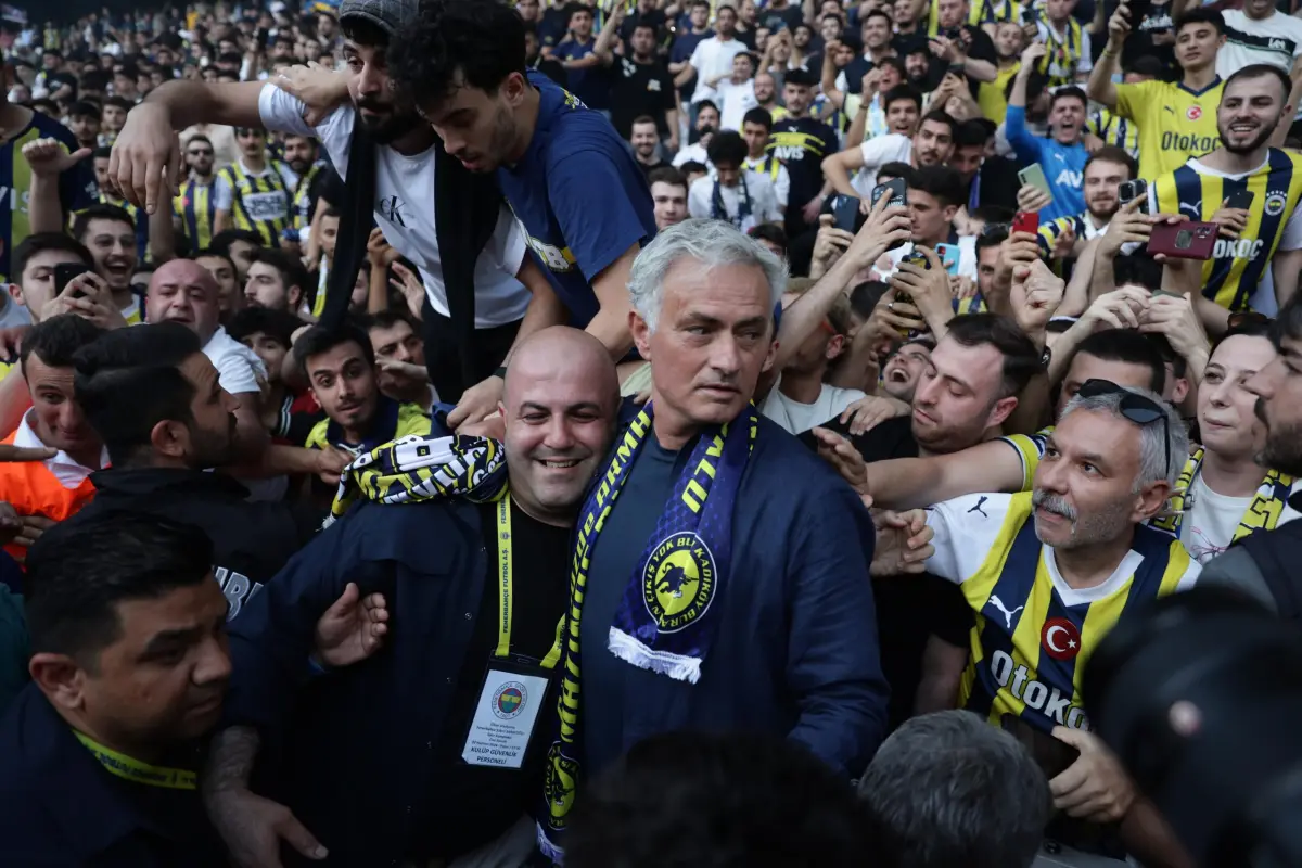 jose-mourinho-firma-con-fenerbahce-junio-2024-1-scaled-2.jpg, 