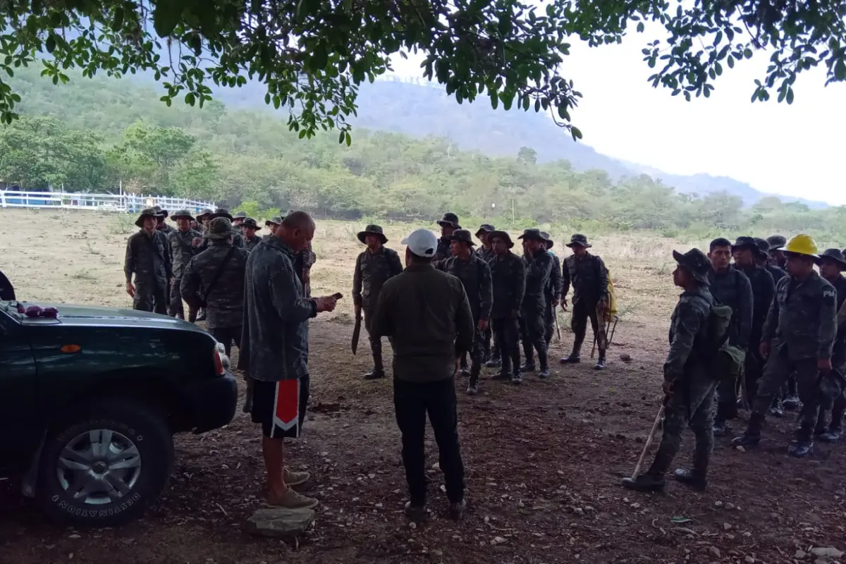 Brigadas trabajaron en aldea Chiticoy, caserío Corralabaj, Rabinal, Baja Verapaz, para apagar un incendio forestal. Foto: Conred.