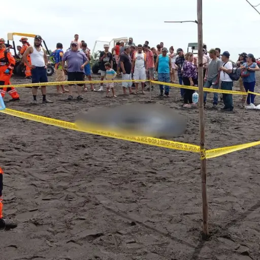 Desaparecidos tras ser arrastrados por un alfaque en el Puerto San José con blur ,