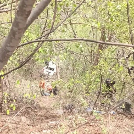 El microbús viajaba con destino a Cobán, Alta Verapaz. Foto: Bomberos Municipales Departamentales.