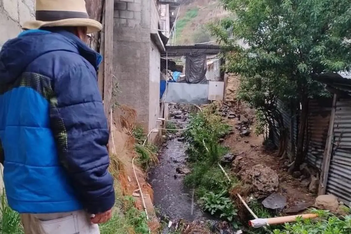 El vecino decidió descender al río de aguas negras, pese al riesgo por las lluvias. Foto: Alberto Chaclán.