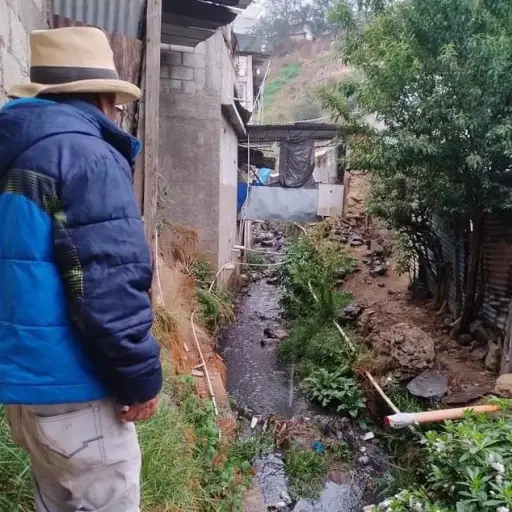 El vecino decidió descender al río de aguas negras, pese al riesgo por las lluvias. Foto: Alberto Chaclán.