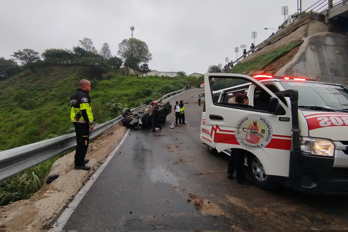 Este accidente fue atendido en la calzada La Paz, bajo el puente nuevo de la zona 5. Foto: Bomberos Volutarios.