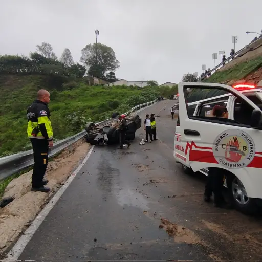 Este accidente fue atendido en la calzada La Paz, bajo el puente nuevo de la zona 5. Foto: Bomberos Volutarios.