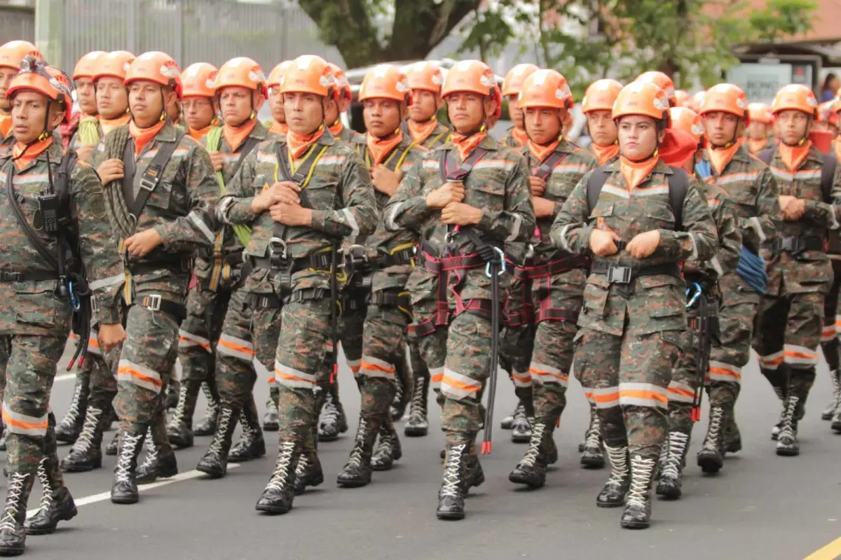 Los integrantes de las brigadas contra incendios forestales recibieron el aplauso del público. Foto: Álex Meoño.