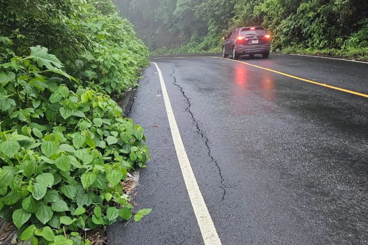 Las autoridades pidieron precaución por grietas en Santa María de Jesús, Sacatepéquez. Foto: Conred.