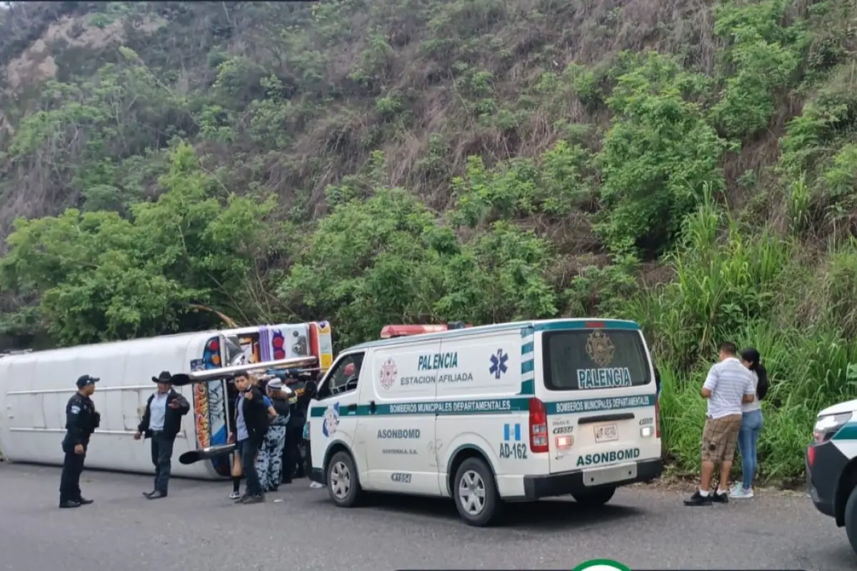 La unidad de transporte volcó por causas que se desconocen, causando seis heridos. Foto: Bomberos Municipales Departamentales.