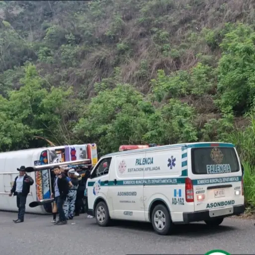 La unidad de transporte volcó por causas que se desconocen, causando seis heridos. Foto: Bomberos Municipales Departamentales.