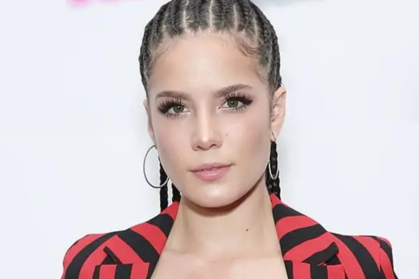 Halsey paraliza alfombra roja al dejar a la vista sus atributos en atrevido vestido