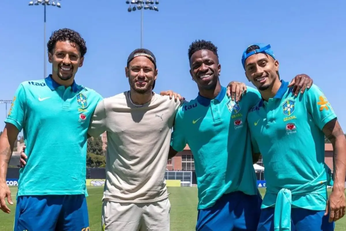 Neymar con los jugadores de la Selección de Brasil - Archivo