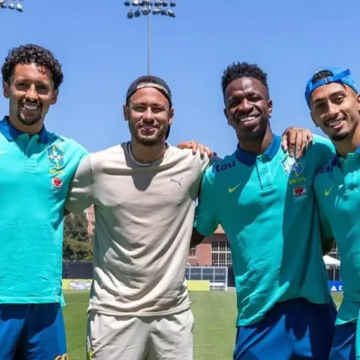 Neymar con los jugadores de la Selección de Brasil - Archivo
