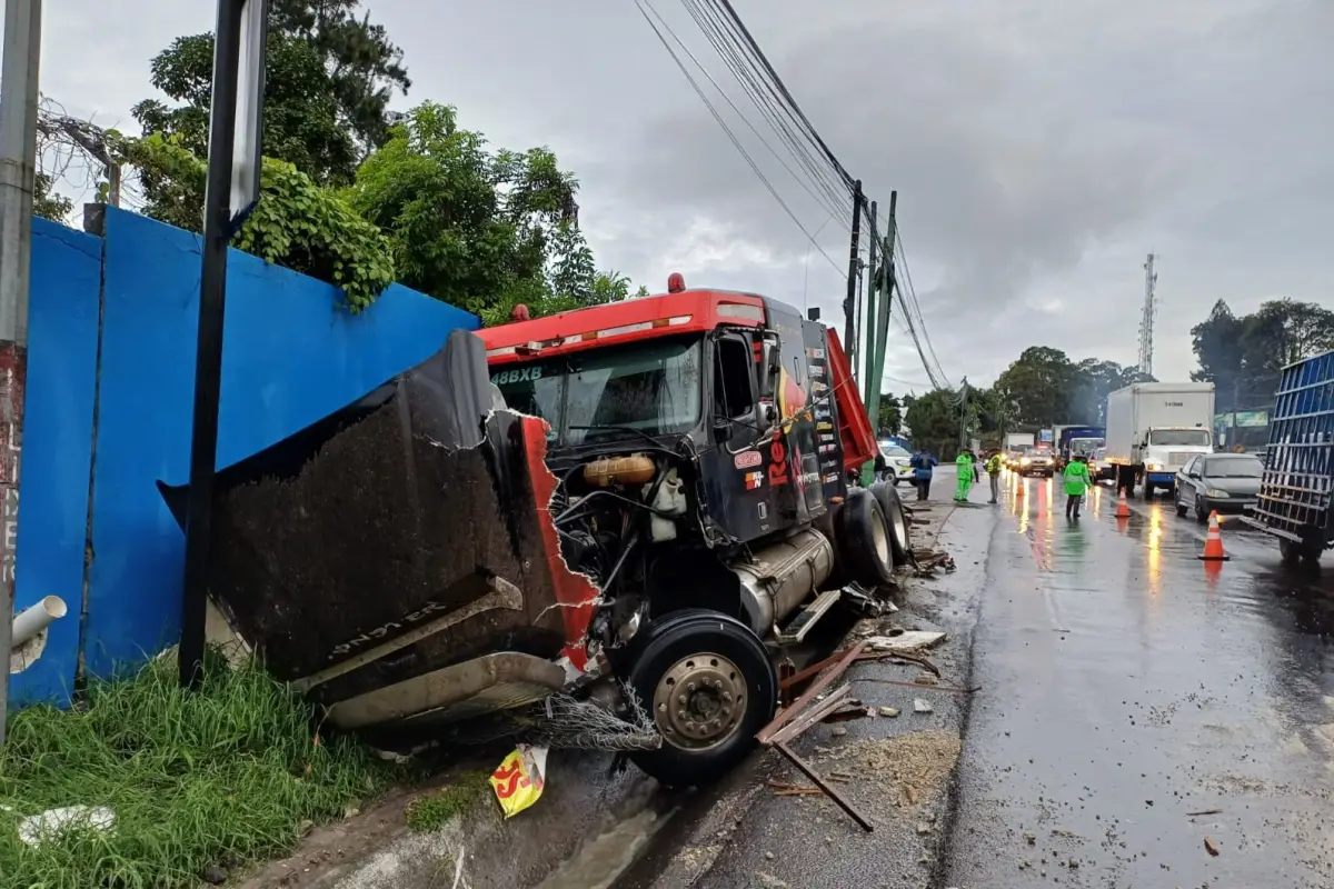 El vehículo del transporte pesado quedó en un terreno donde no obstruye el paso. Foto: PMT de Villa Nueva.