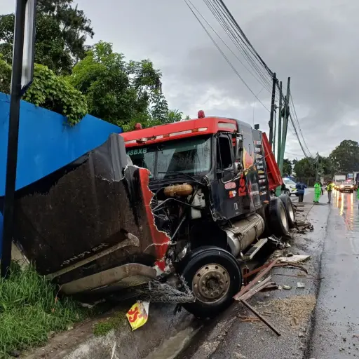 El vehículo del transporte pesado quedó en un terreno donde no obstruye el paso. Foto: PMT de Villa Nueva.