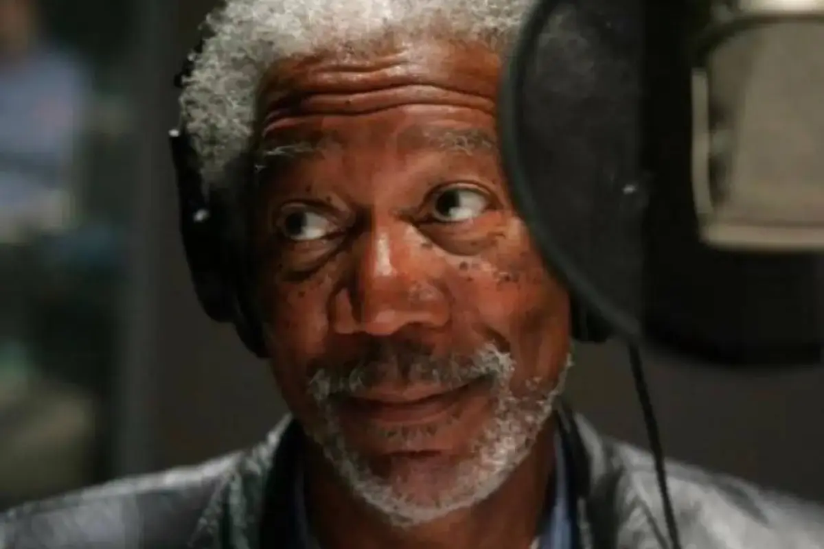 morgan-freeman-aparece-con-un-guante-blanco, 