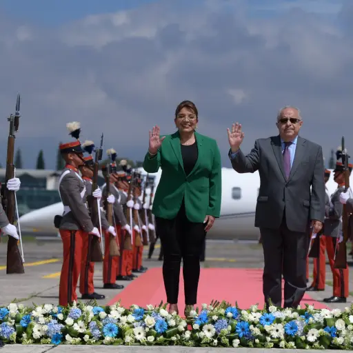 La mandataria Xiomara Castro arribó a Guatemala para reunirse con el presidente Bernardo Arévalo. Foto: Gobierno.