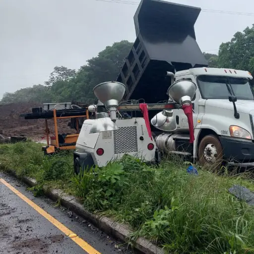 Trabajadores unen esfuerzos para rehabilitar el paso en el kilómetro 44 de la CA-9 SUR A, en Palín. Foto: Conred.