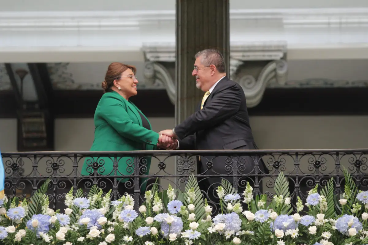 Los mandatarios se saludaron tras la reunión en el Palacio Nacional de la Cultura. Foto: Alex Meoño.