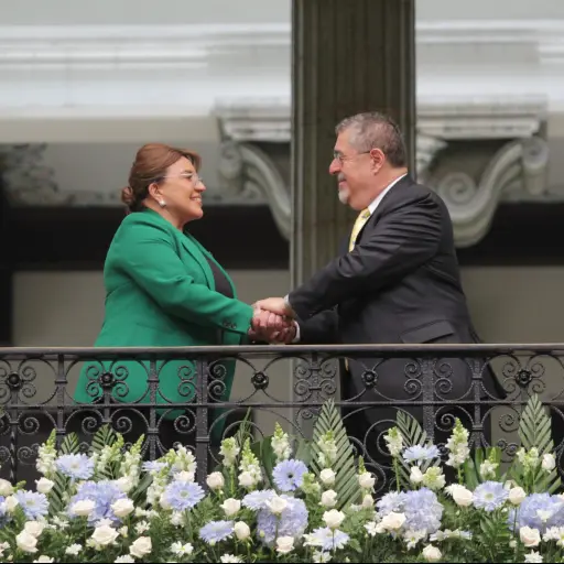 Los mandatarios se saludaron tras la reunión en el Palacio Nacional de la Cultura. Foto: Alex Meoño.