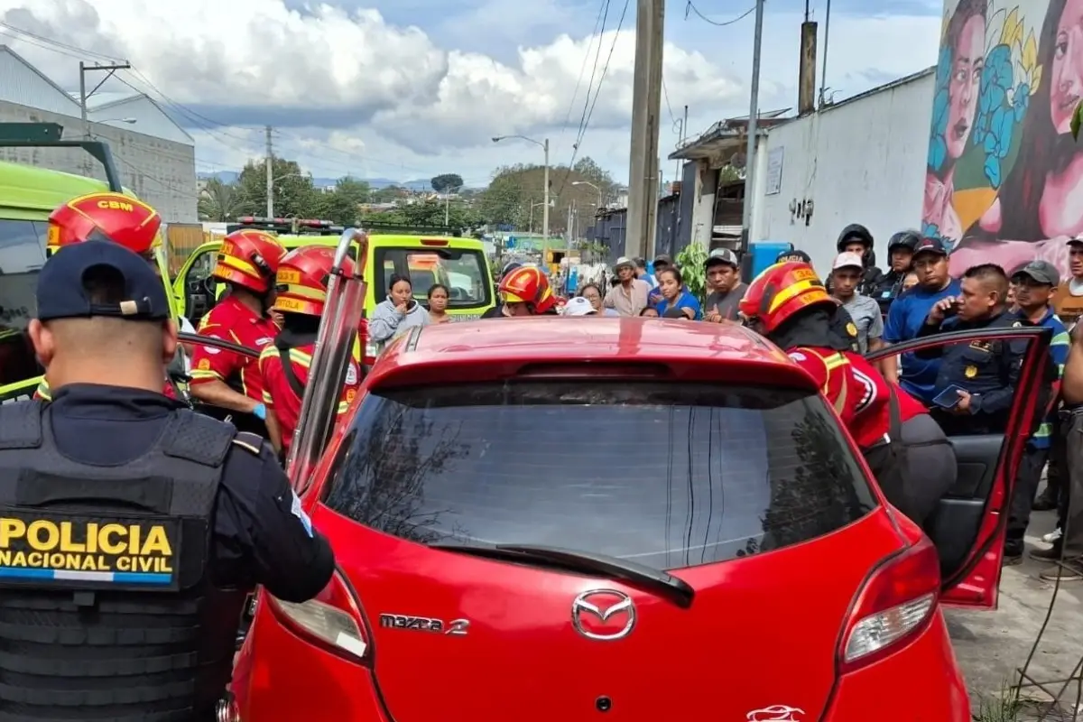 La víctima mortal de la zona 3 capitalina fue ubicada dentro de un carro. Foto: Bomberos Municipales.