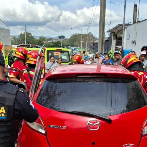 La víctima mortal de la zona 3 capitalina fue ubicada dentro de un carro. Foto: Bomberos Municipales.