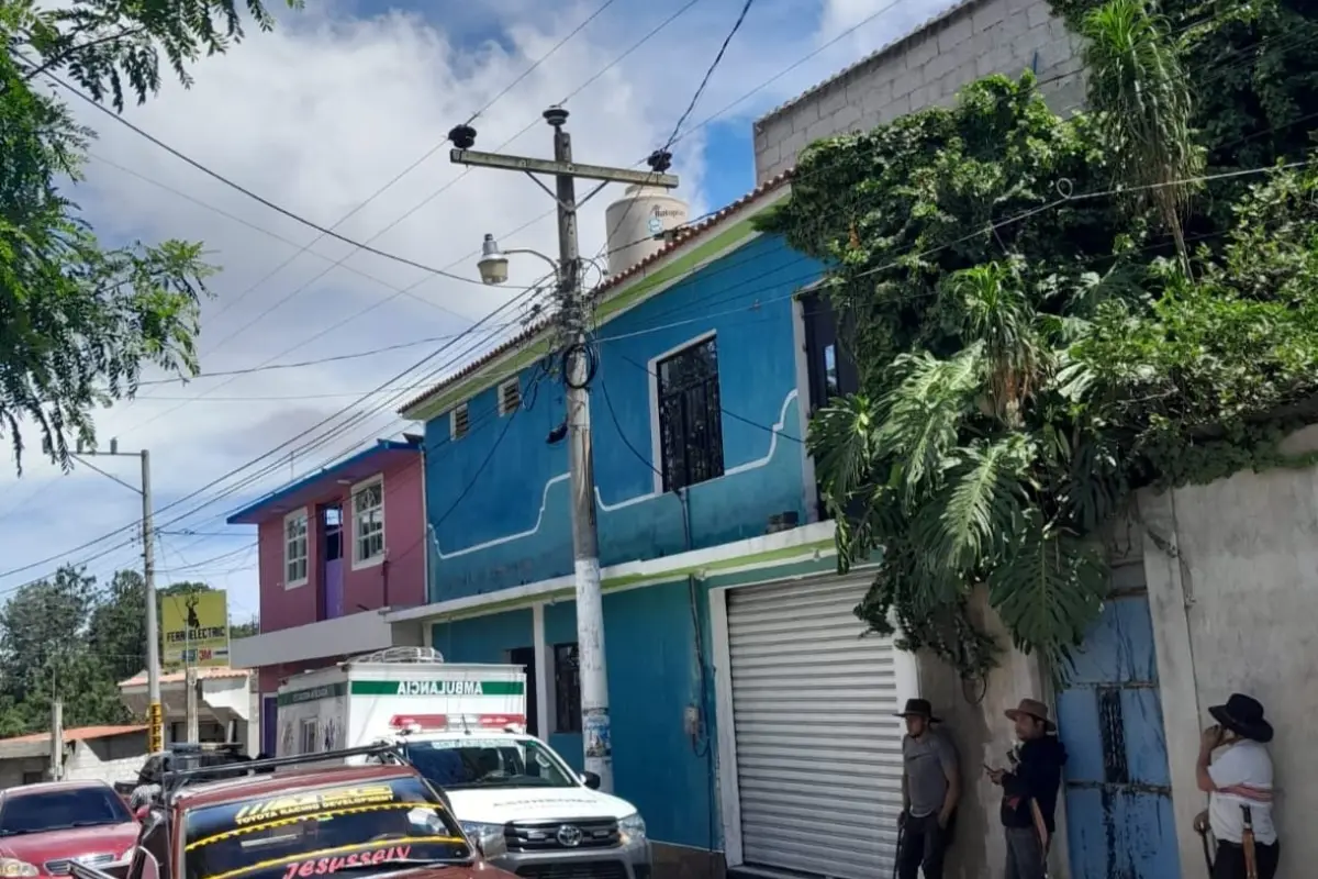 El colaborador del MP trabajaba procesando la escena donde murió la mujer. Foto: Bomberos Municipales Departamentales.