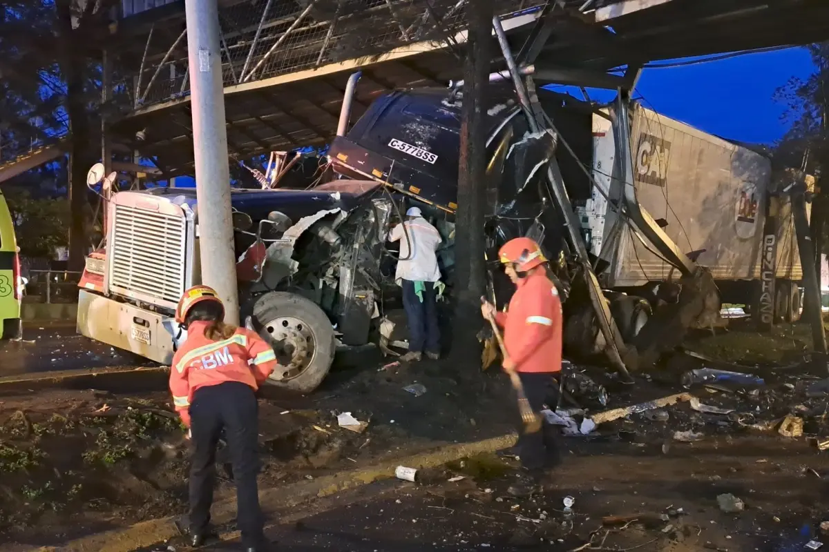 Bomberos Municipales informaron que el chofer sufrió heridas leves. Foto: Bomberos Municipales. 