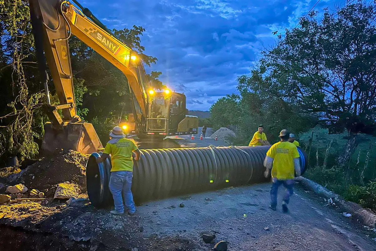 Trabajadores instalan tubos en la ruta que va de San Pedro Pinula, Jalapa, hacia San Diego, Zacapa. Foto: Covial.