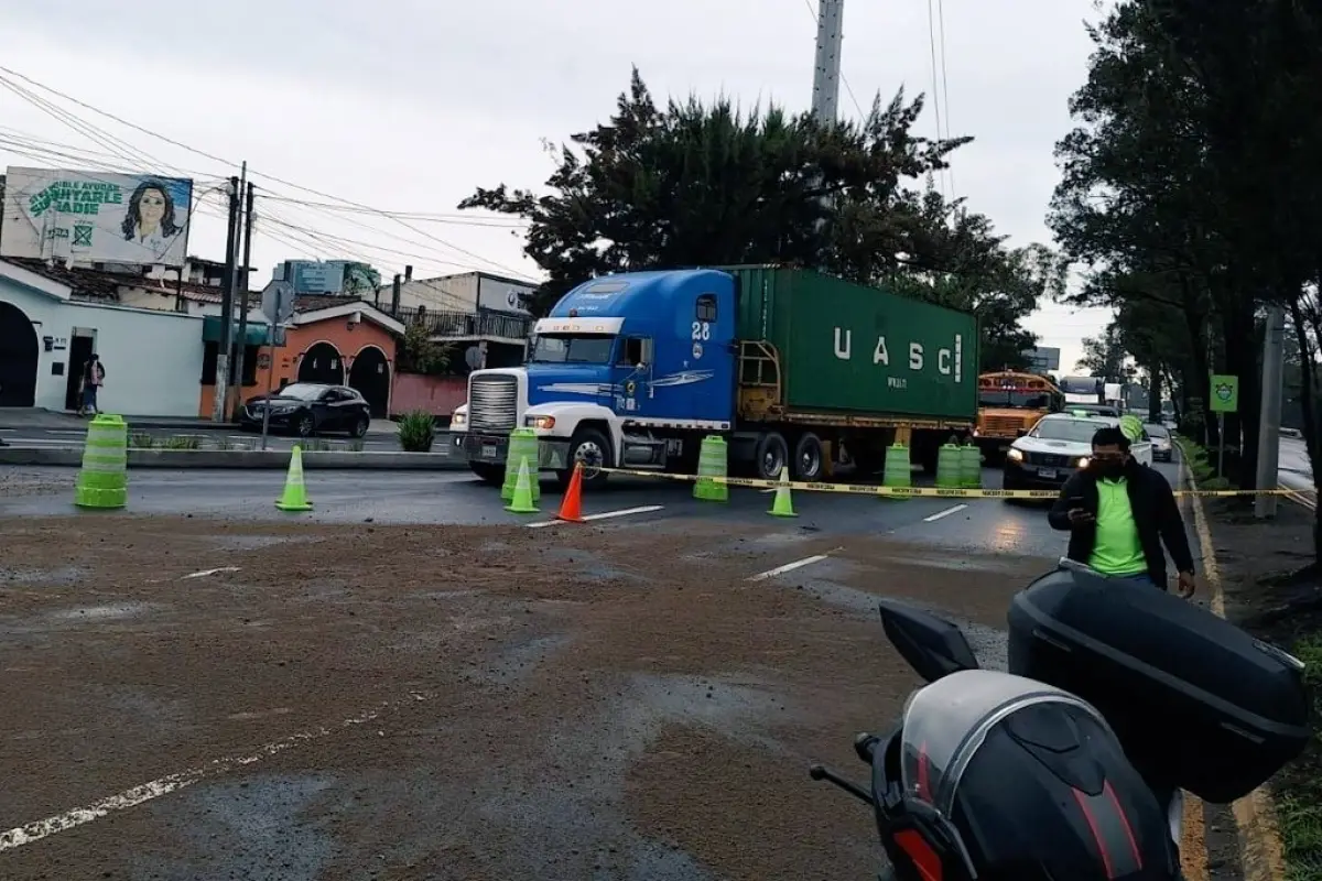 Autoridades desvían el tránsito hacia carriles auxiliares en el Periférico y 5a. avenida zona 7. Foto: PMT de Guatemala.