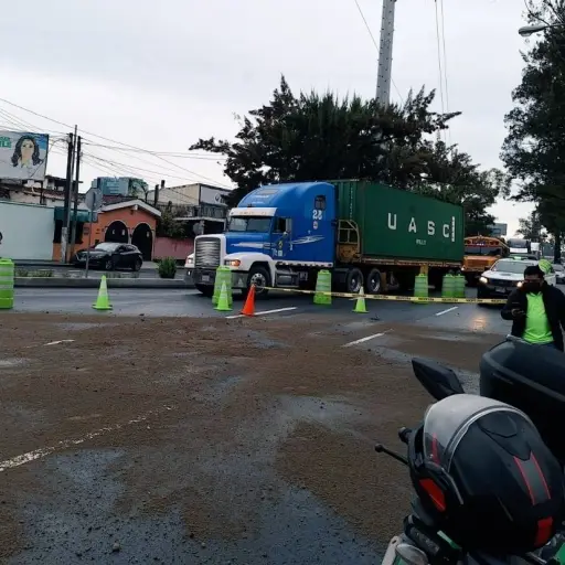 Autoridades desvían el tránsito hacia carriles auxiliares en el Periférico y 5a. avenida zona 7. Foto: PMT de Guatemala.