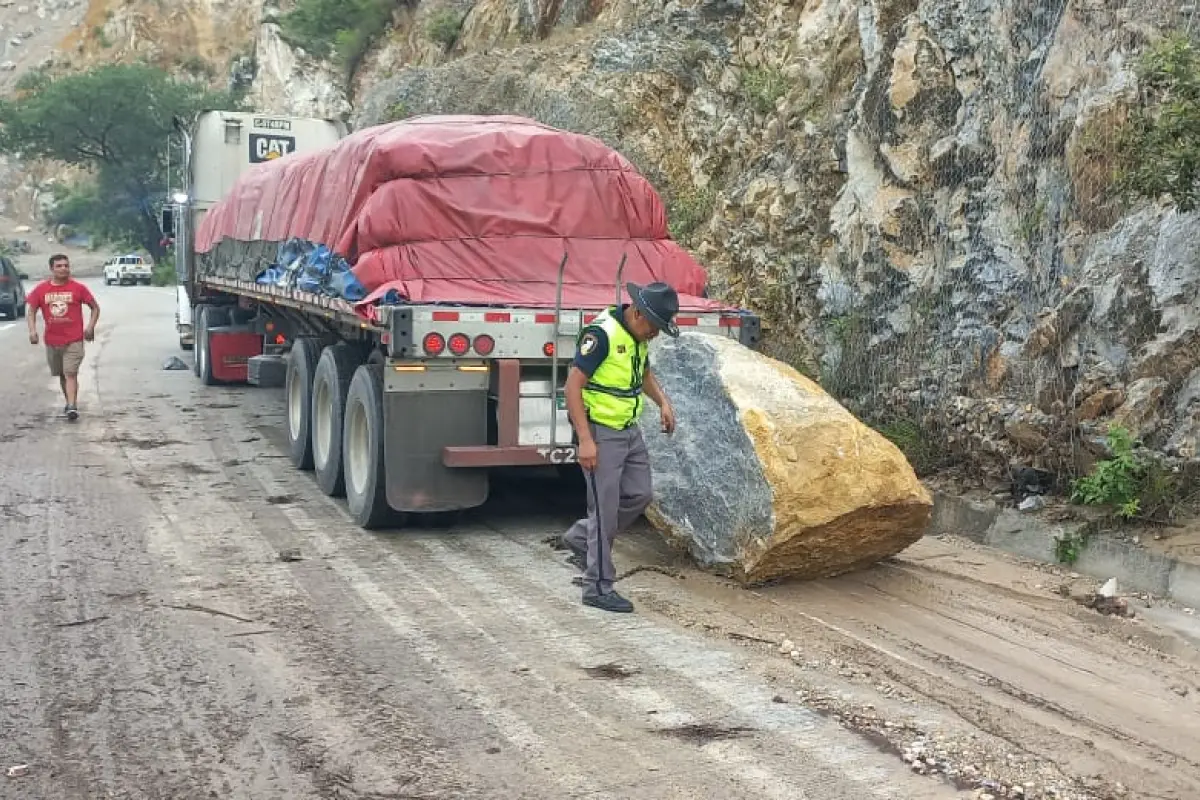 El conductor de un vehículo del transporte pesado colaboró con retirar una piedra de grandes proporciones. Foto: Provial.