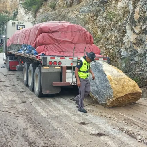 El conductor de un vehículo del transporte pesado colaboró con retirar una piedra de grandes proporciones. Foto: Provial.