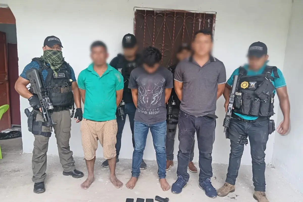 Los tres detenidos fueron trasladados al juzgado de turno. Foto: PNC. 