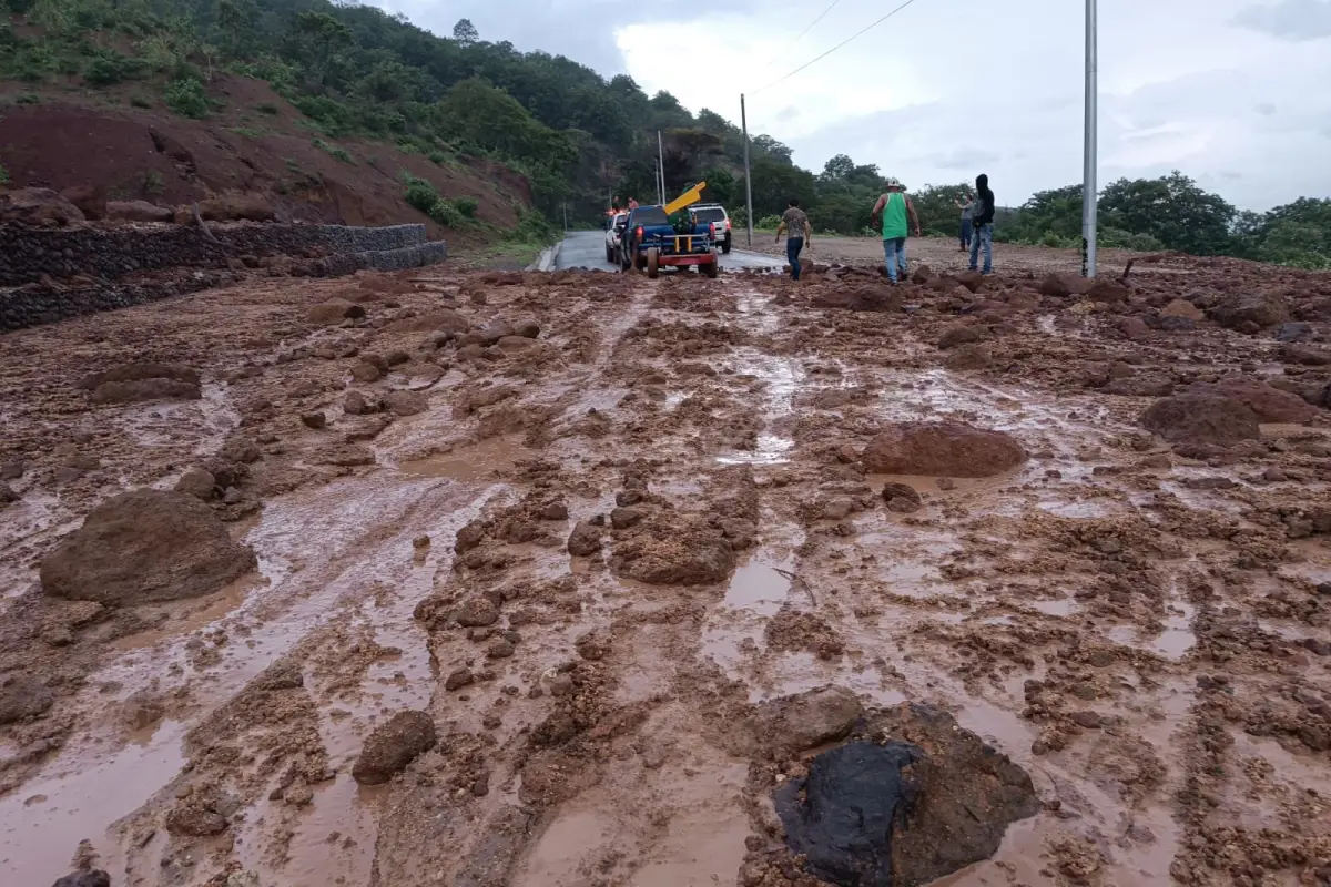 Durante la tarde de este domingo un flujo de lodo afectó la ruta departamental 03 de Santa Rosa. Foto: Conred.