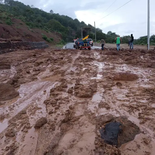 Durante la tarde de este domingo un flujo de lodo afectó la ruta departamental 03 de Santa Rosa. Foto: Conred.