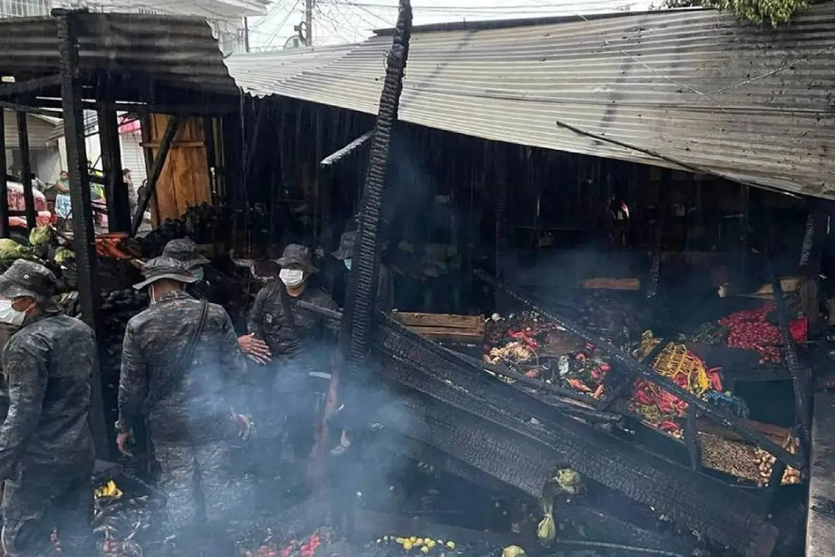 incendio-locales-mercado-puerto-san-jose-emisoras-unidas.webp, 